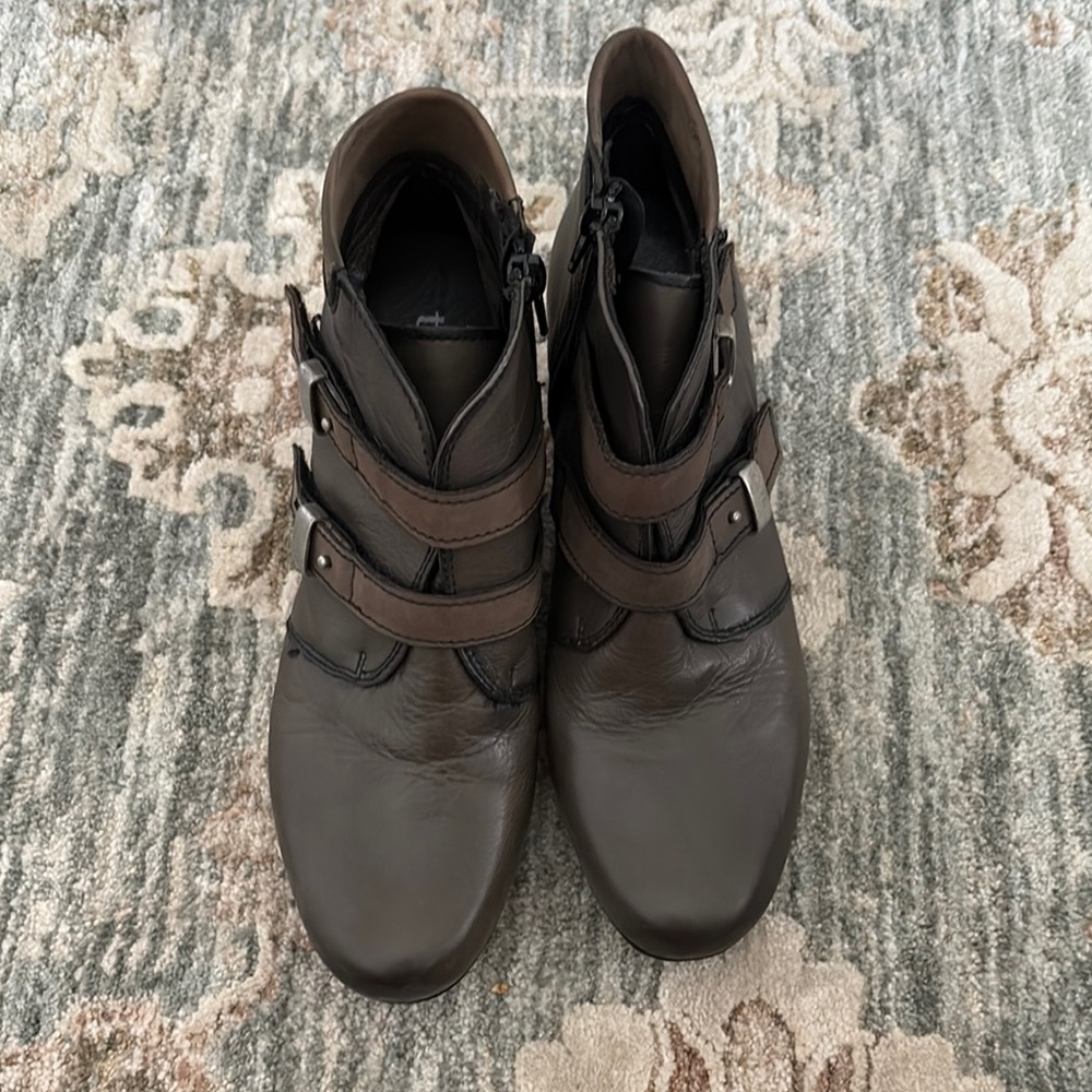 Taos Footwear Brown Boots Suede Minimalist Design